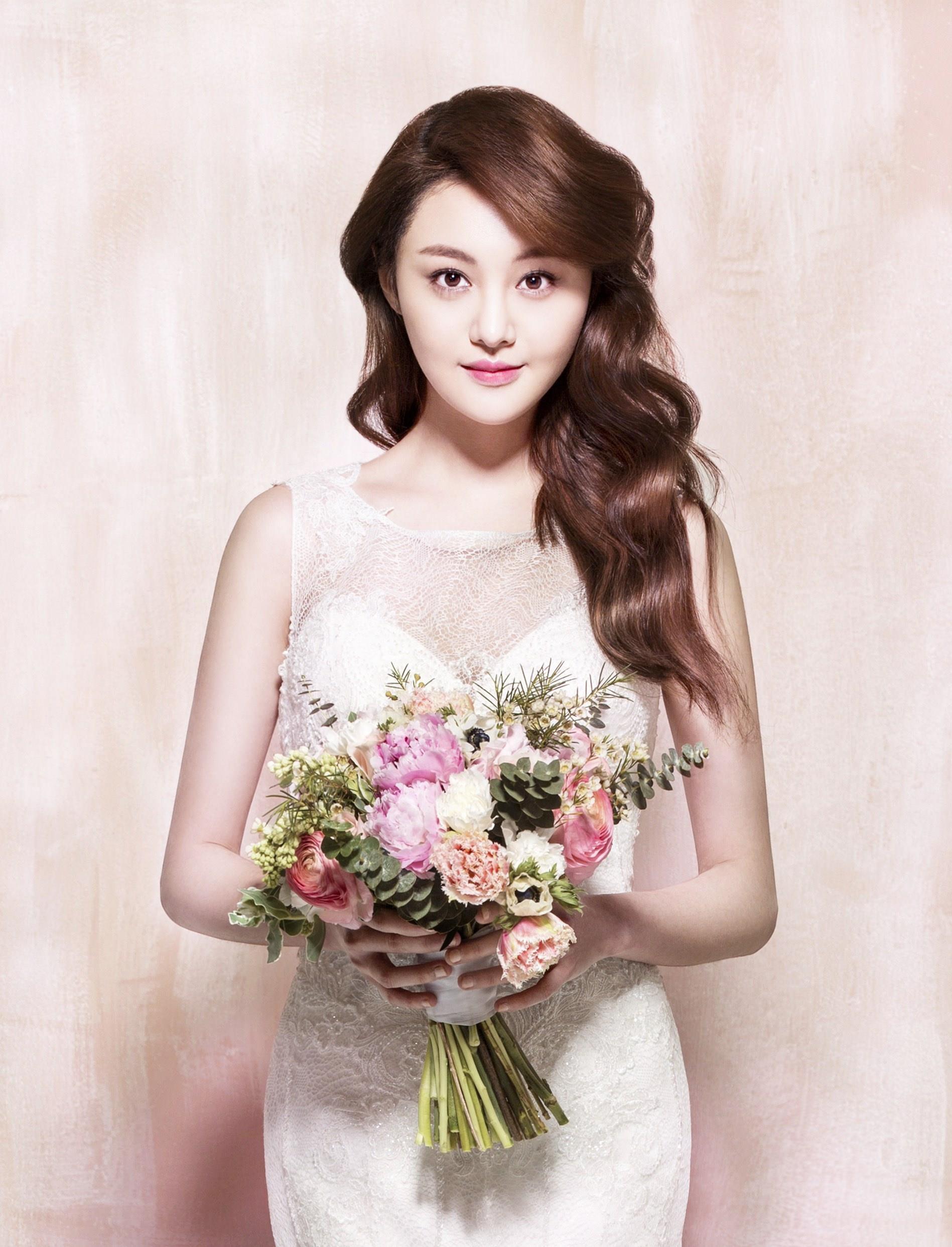 郑爽的迷人身材照，图二高贵迷人，看了素颜的图五很是美丽！