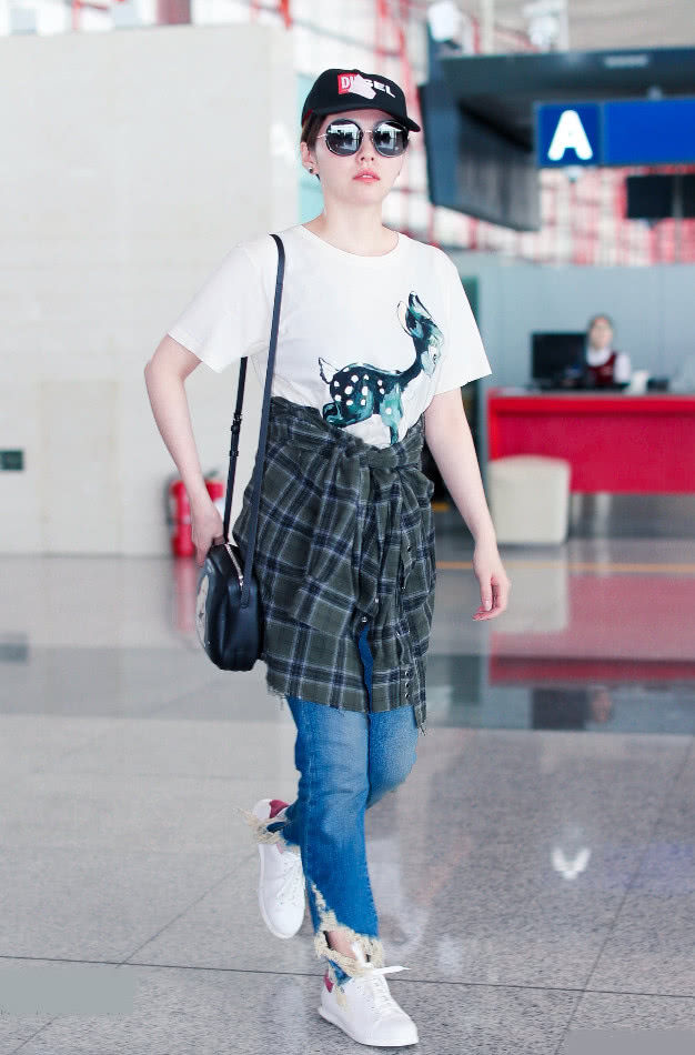 张靓颖解约后放飞自我，裤子烂成“洗碗巾”，还非要穿显矮鞋!