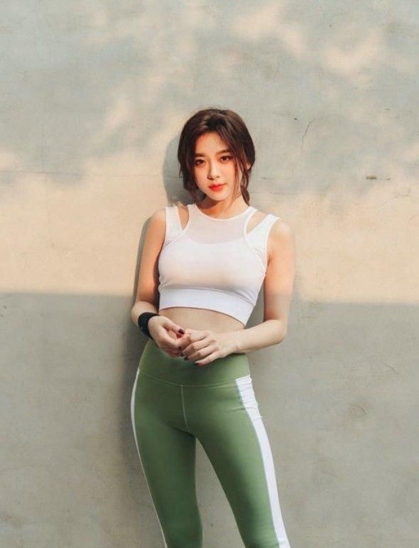 『美女』街拍:时尚美女搭配修身打底裤,展现高贵优雅气质,十分亮眼