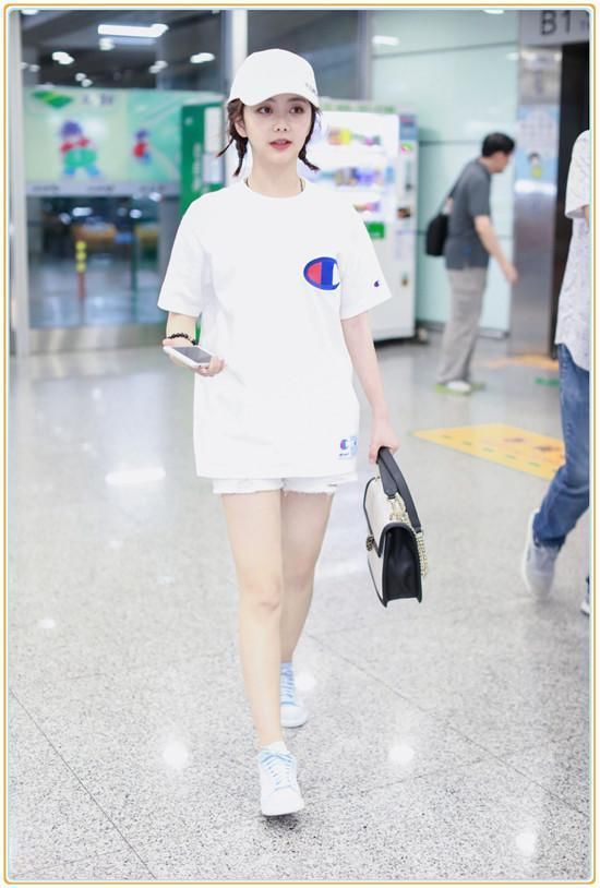 在谭松韵面前谁敢说童颜？扎俩羊角辫穿白T恤简直就是一小学生！