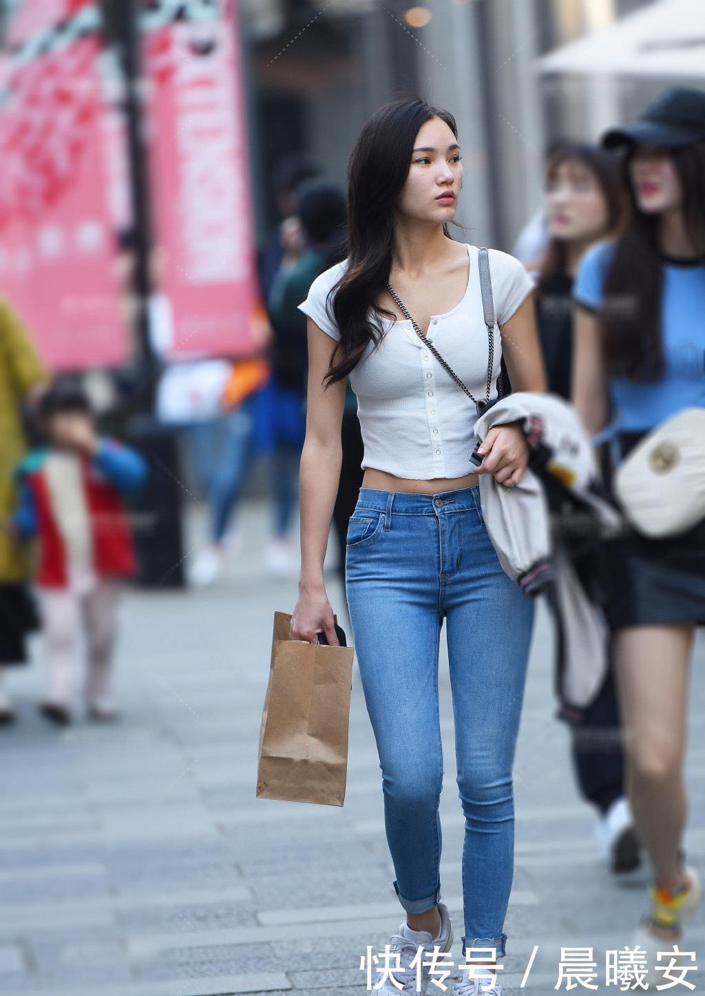 #气质#气质女生对牛仔裤热情不减,选择个性穿搭,造型靓丽依然