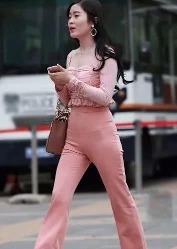  气质：街拍：软玉温香的小姐姐，一条红色连衣裙，时尚魅力气质迷人