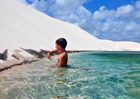 这座沙漠不按常理出牌，沙漠和湖泊共存，在沙漠中游泳变成现实！