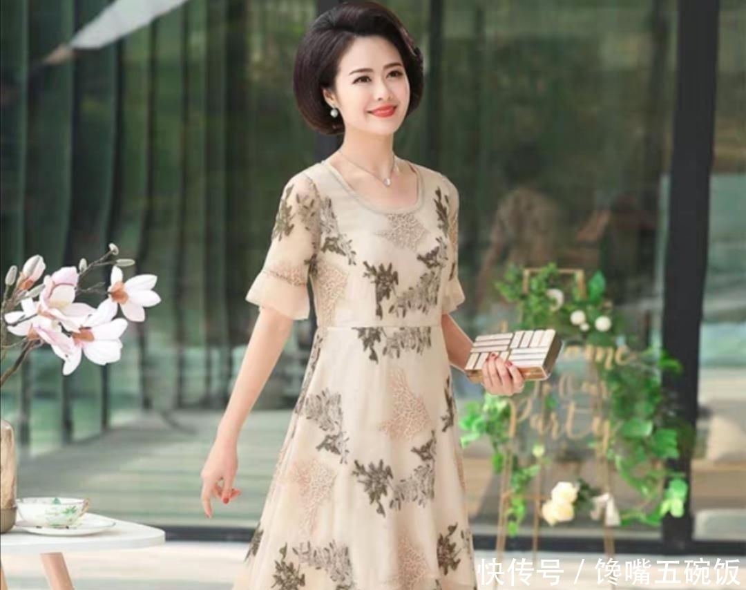 『女人』中年的你还在穿紧身裤?优雅女人都穿裙子了,时髦又减龄