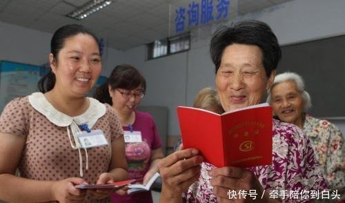 养老金缴满15年后再多缴2年,退休后每个月能多拿多少钱！