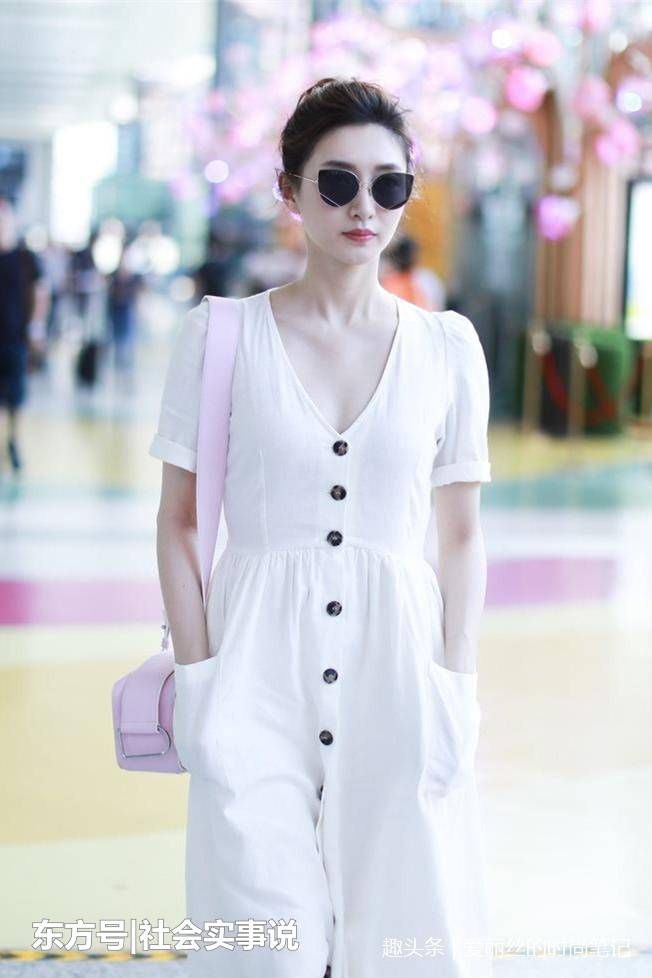 江疏影这得有多热?穿连衣裙故意挑很低领的，网友:像孕妇的衣服