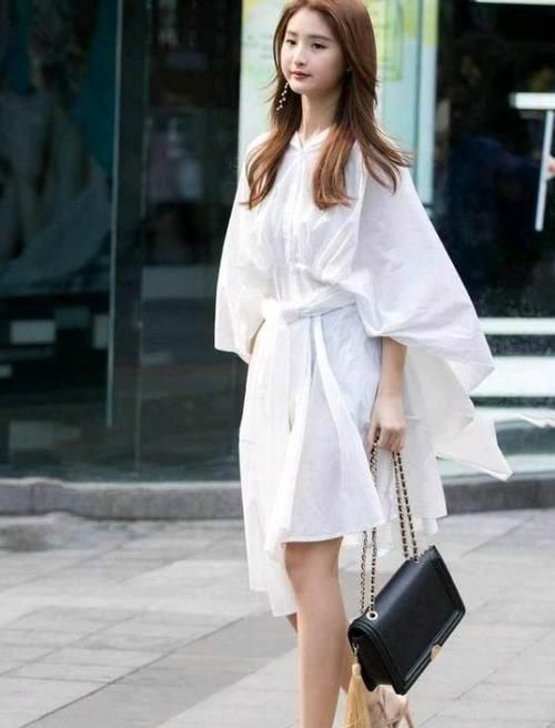  「风采」潮范儿女神来了，街拍：如花似玉的美女，一条白色的连衣裙，时尚气质风采