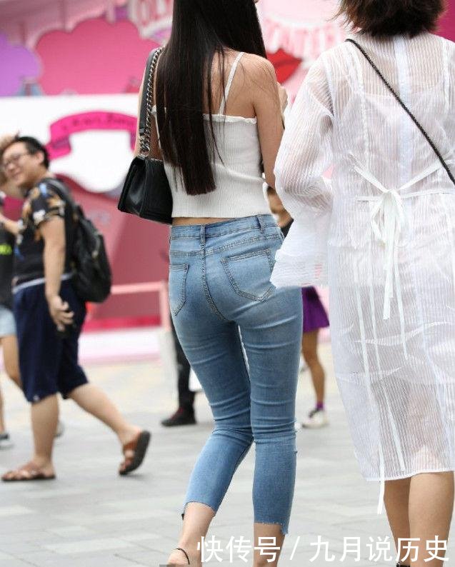  「牛仔裤」小背心牛仔裤，美丽女神真好看，让人赏心阅目