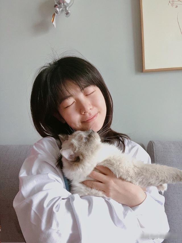  ＂promot_title＂:＂{\＂i8\＂: \＂我，2岁，话都不会说，初吻就被一只狗「夺走」了……\＂火箭少女101集晒拥抱，美丽又温柔的小姐姐在家里也这么时尚，春天这么穿太美了