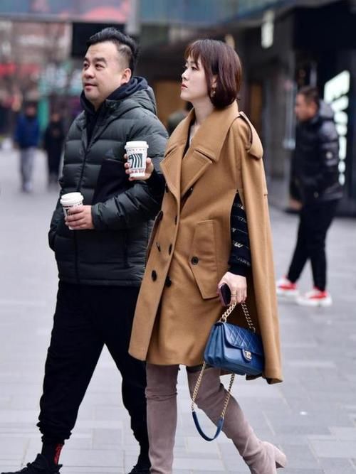 气质@街拍:软玉温香的美女,一件针织上衣配牛仔短裤,青春靓丽气质美