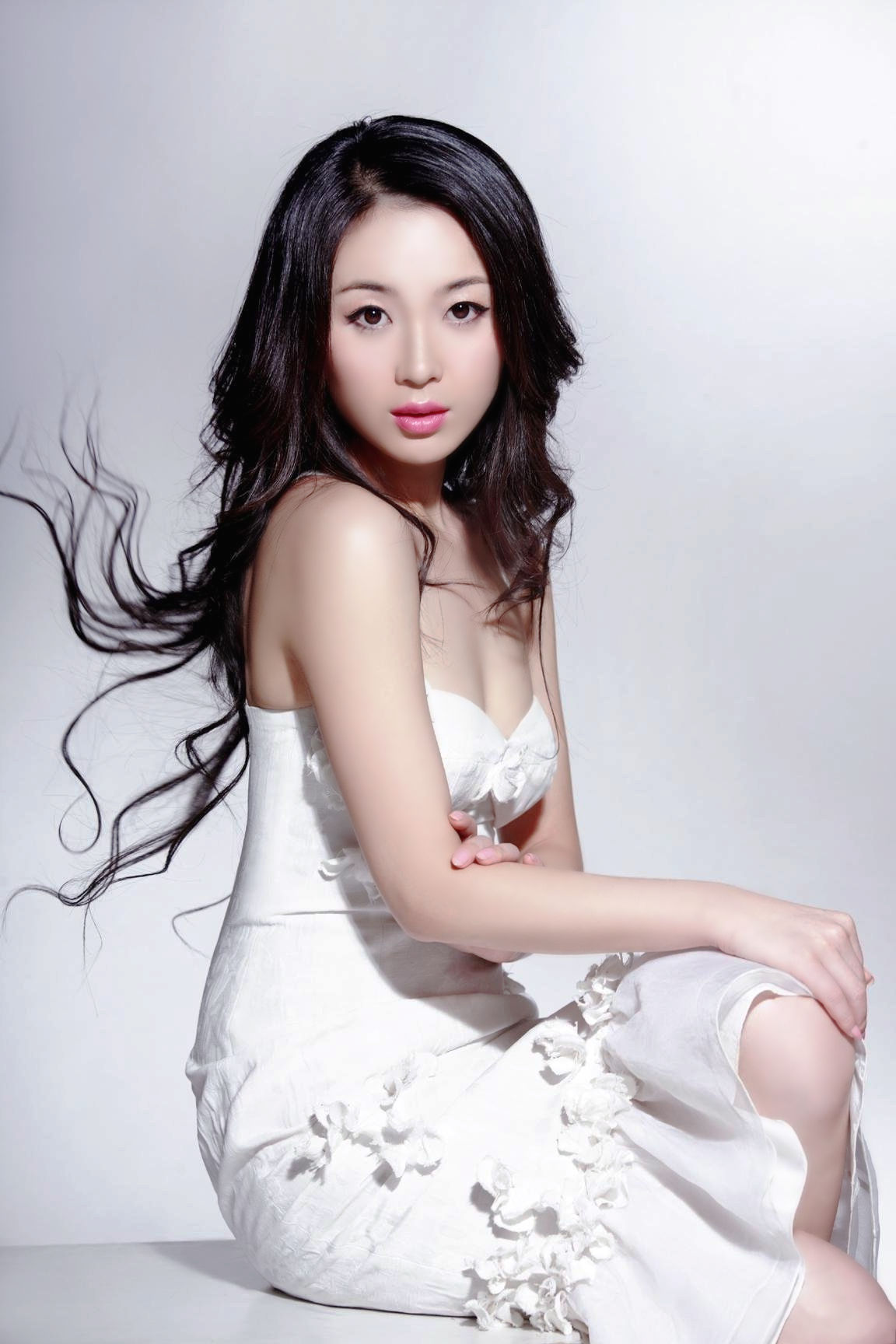 棚拍镜头下一个清新美丽的长发姑娘