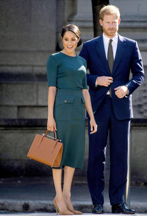 这条裙子这么紧，梅根硬是穿进去了，网友：可勒出痕真的好尴尬