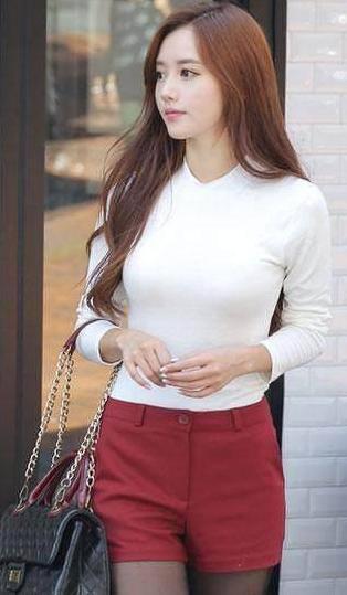 气质女人出门， 紧身裤显年轻又有魅力,，让女人更性感撩人