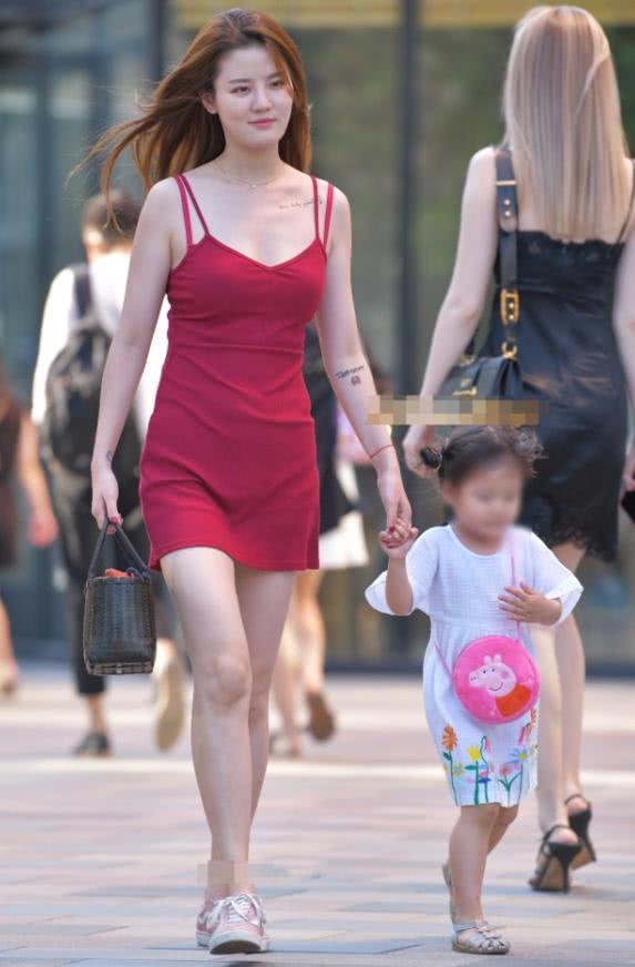 时尚辣妈穿吊带裙勾勒出曼妙的身材曲线，性感迷人