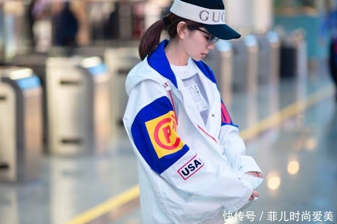 陈嘉桦真敢穿！全身上下只穿一件风衣，网友：田馥甄都没你敢穿！