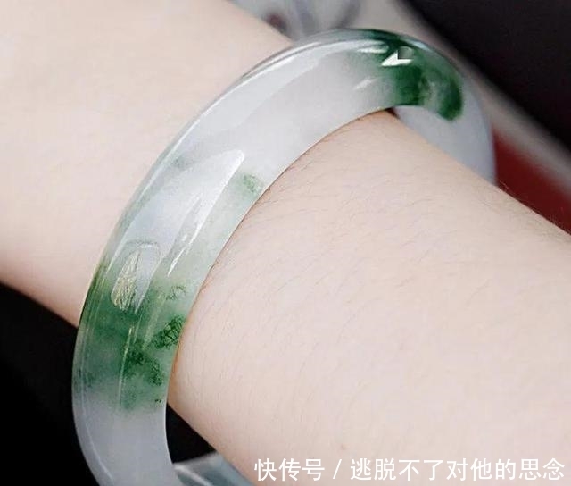 『翡翠手镯』什么年岁戴什么颜色的镯子