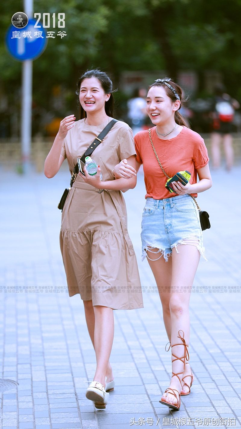 街拍:想要穿的时髦漂亮又有气质，连衣裙是一个不错的选择