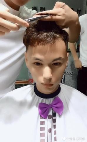 长相清隽的男子去理发，剪了个盖头后秒变时尚小鲜肉回头率暴增