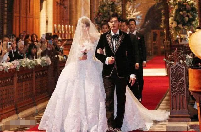 周杰伦被黑出轨空姐怀上孩子，阮芳婷已回应，到底谁在黑周天王？