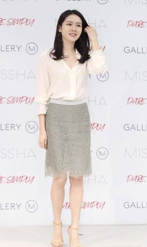 天然美女孙艺珍略显老了,没有大1岁的宋慧乔看着清爽!