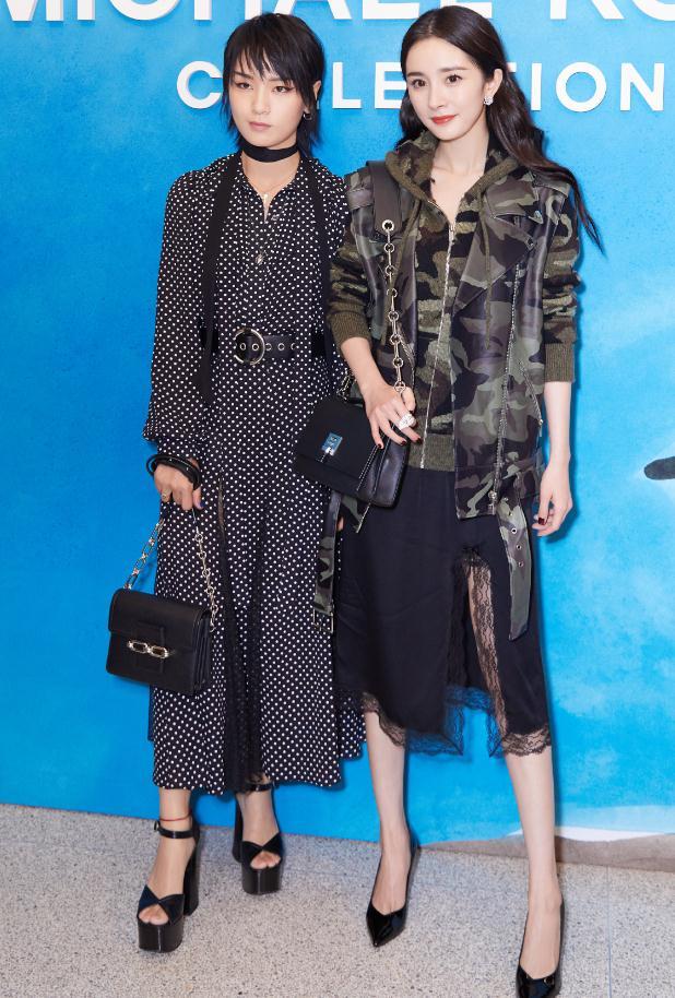 周笔畅都开始有女人味了，裙子的叉开到腰，秀出腿长1米8！