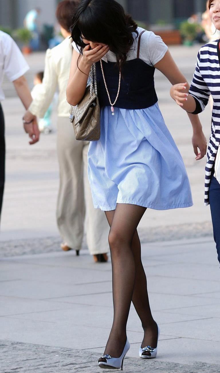 广顺西路街拍：连衣裙清秀妹子，粉嫩的肌肤，细长腿很是吸睛