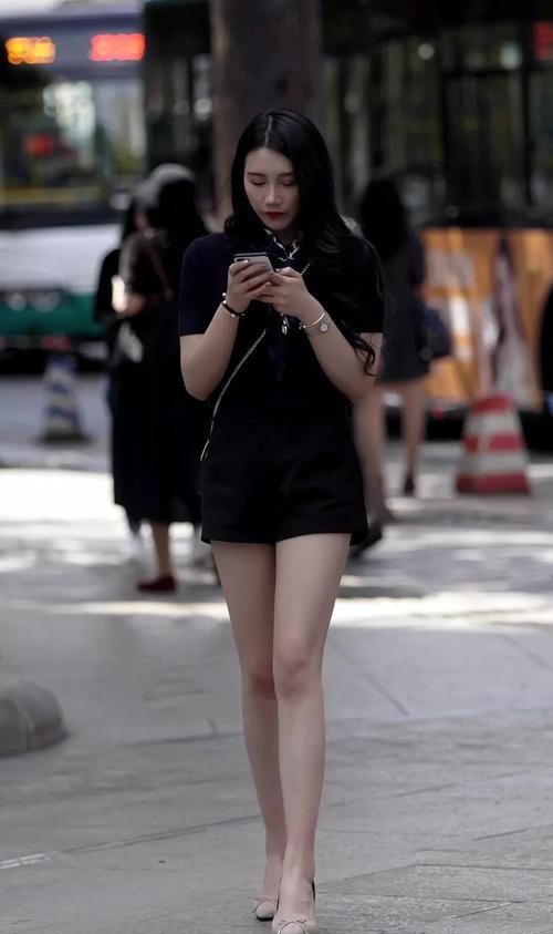  美女|街拍美女：大城市的小姐姐，为何穿上高跟鞋那么有女神范？