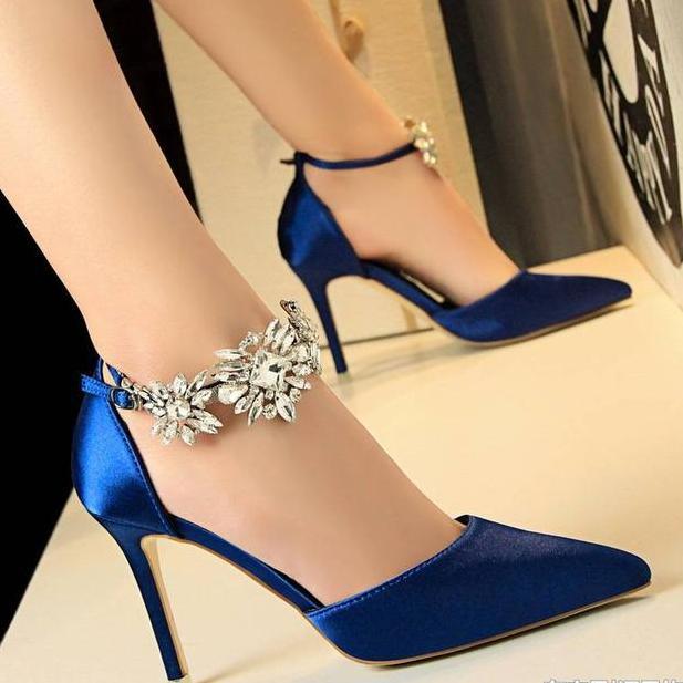 哪个坏蛋设计的超级‘’高跟鞋‘’？1米55小姨居然穿出170