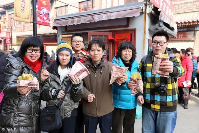 美国游客来中国，肚子饿买了个煎饼，结账时多次怀疑老板算错了钱