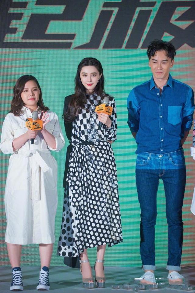 范冰冰出席活动，裙子太短遮不住，网友的注意力都集中在第二张了