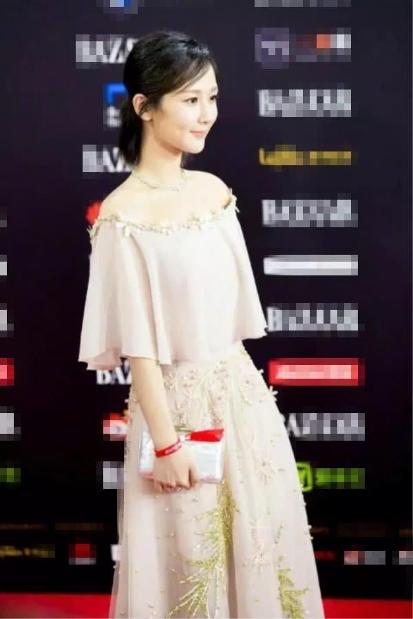 杨紫又一次时尚“暴击”，网友:瘦了之后漂亮很多!