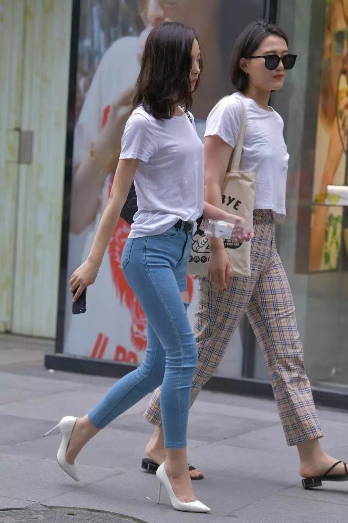 街拍美女小姐姐的时尚破洞牛仔裤