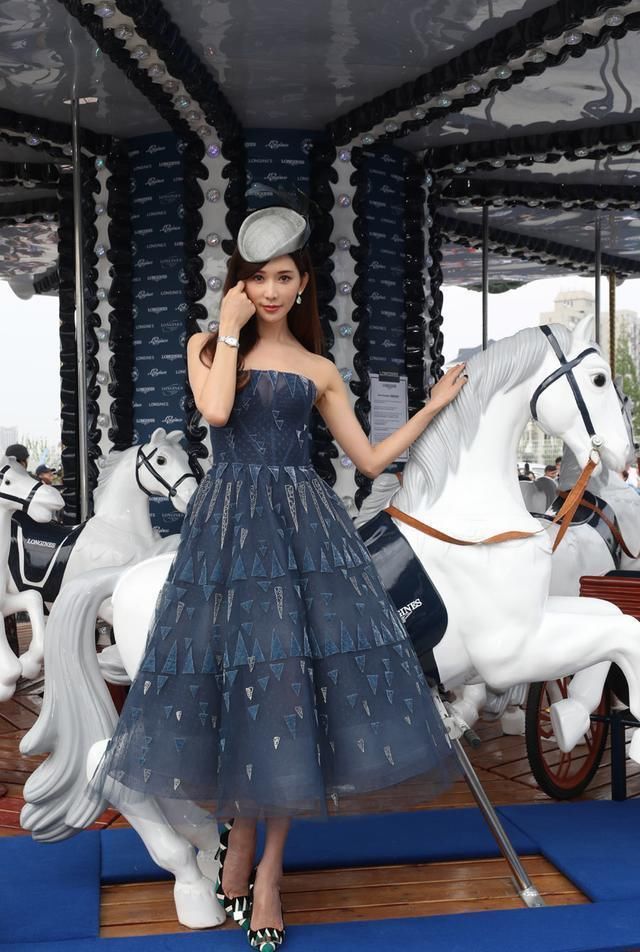 44岁林志玲还玩少女风，牛仔裙上披薄纱，年轻的不止一点点啊!