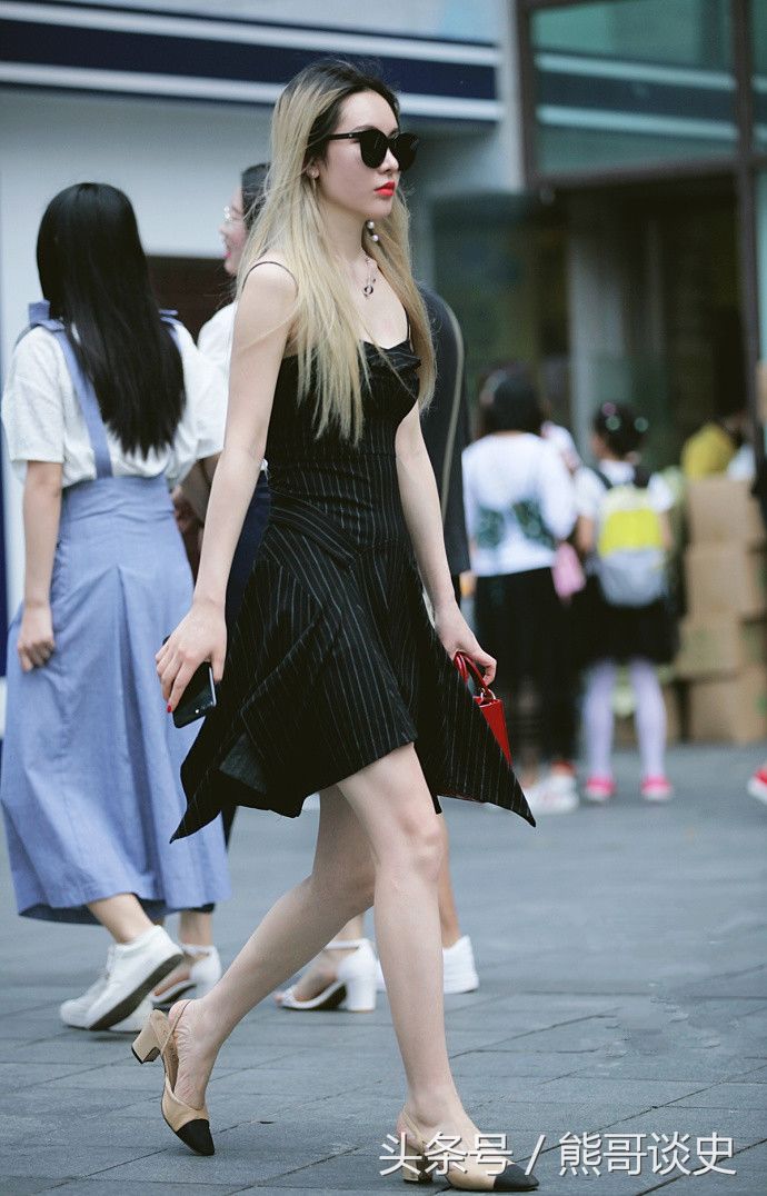 街拍重庆，美丽百搭的装扮，让你时尚又充满仙气