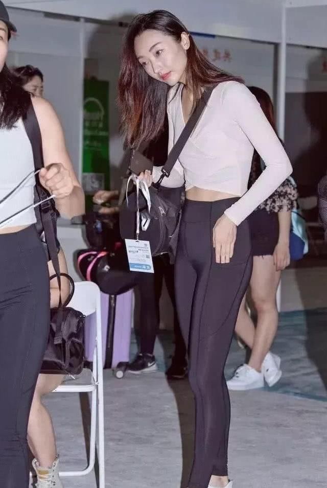 瑜伽教练大秀纤细小蛮腰，严肃的她拍照抢镜展现甜美一面