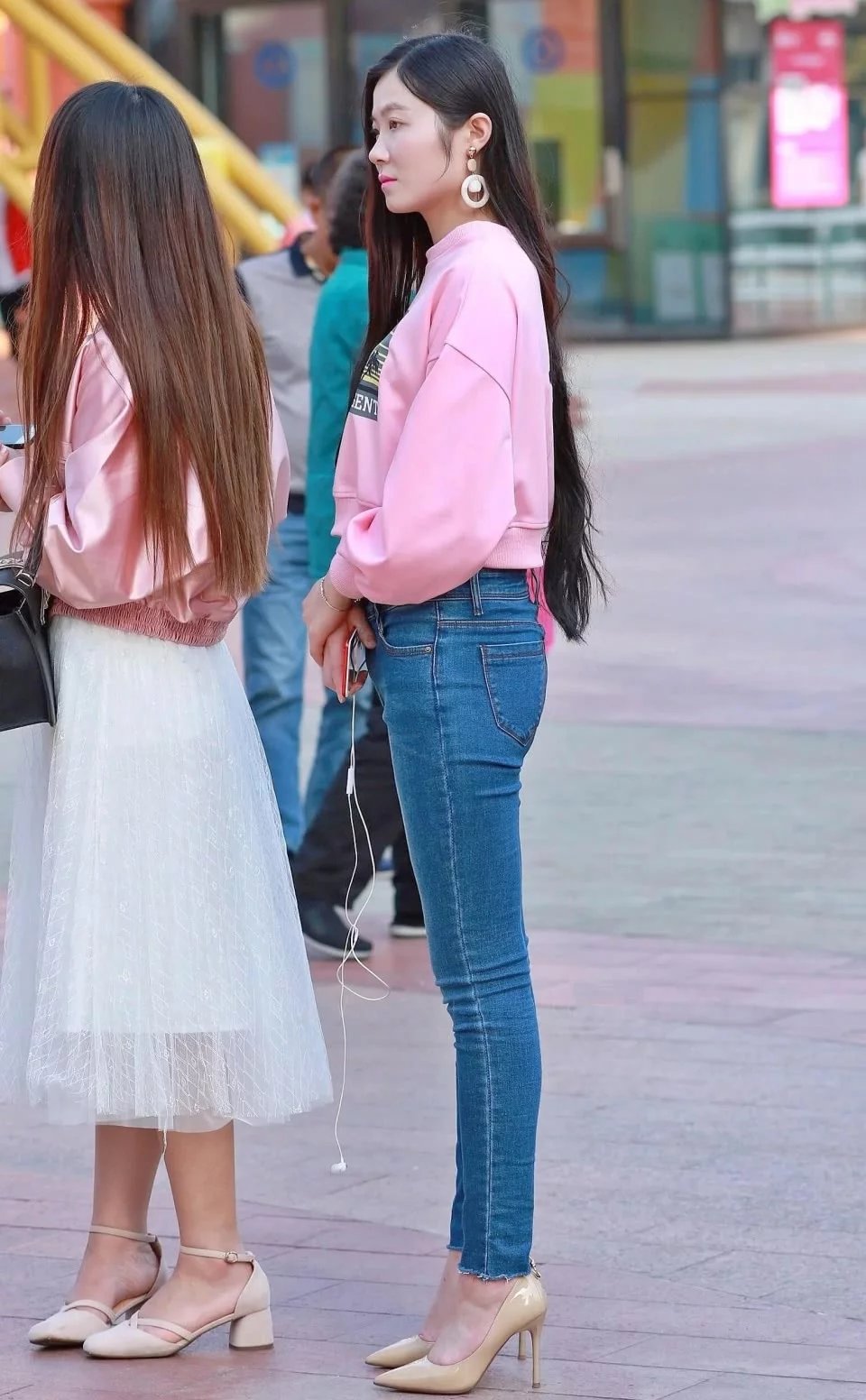 长发女神时尚紧身牛仔裤，个性的穿搭，秀出玲珑有致好身材