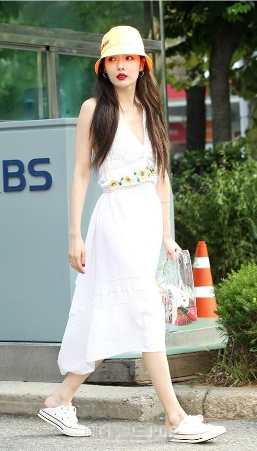 被金泫雅美晕了!白裙竟也能穿出性感风,“小野马”果真不是虚名