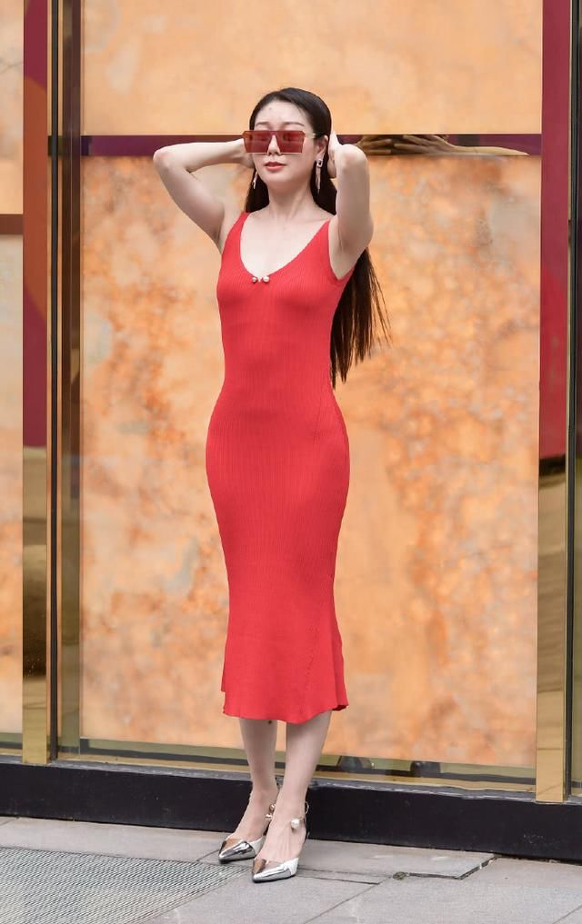 美女好身材“不讲理”，身穿上紧下松连衣裙，俯身的姿态更迷人！