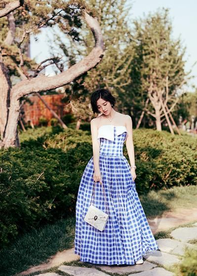 唐艺昕太厉害了，为秀小蛮腰，身穿背带裤，若隐若现很撩人