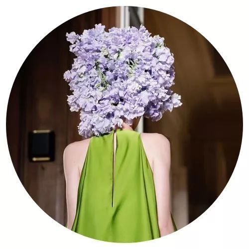 花团包围脸庞，羽毛变成云朵，世界上没有Valentino不敢做的少女