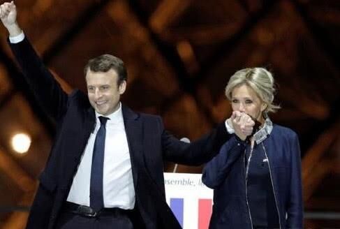 65岁法国第一夫人红衣惊艳亮相，撞衫丹麦王妃也撞衫68岁婆婆！