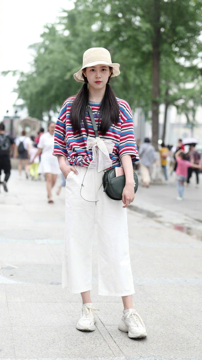 街拍时尚路人,曲线动人顾盼生辉,精致与酷炫你喜欢哪个?