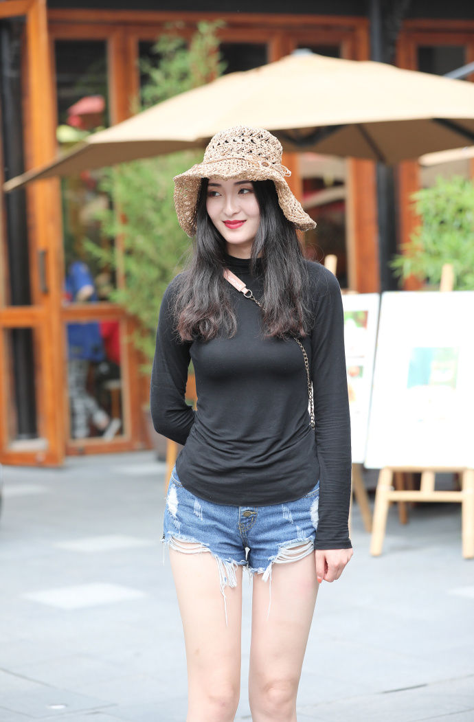 帽子很好看，这大长腿让人垂涎