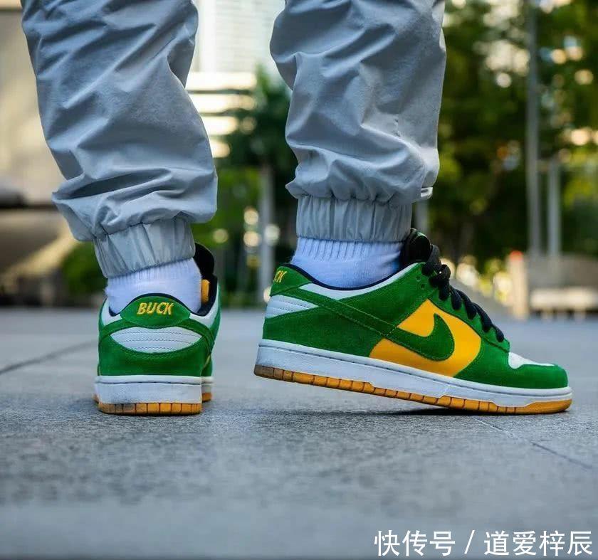  [如出一辙]Dunk在营销这块和AJ1如出一辙，除了搞颜色就是联名，这鞋…真香