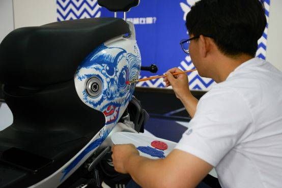 爱玛电动车蓝白红3色玩转英伦风 风靡大半个明星圈