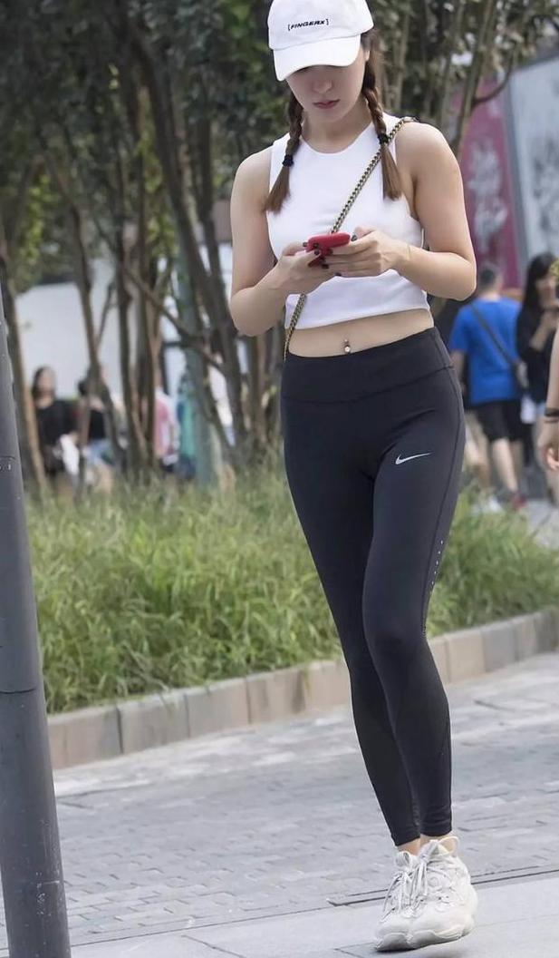 街拍：美女穿紧身运动裤，真的不要太迷人