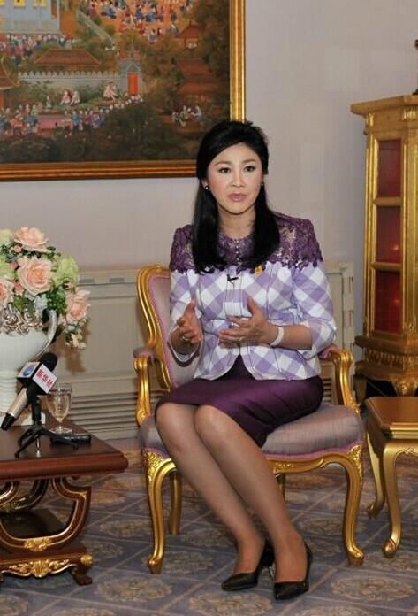 51岁的英拉:穿黑色短裙双腿笔直白皙，相比默克尔更有气质!