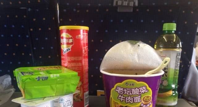 为啥一趟火车有上千乘客，连几十份盒饭都卖不掉？乘务员说出实情