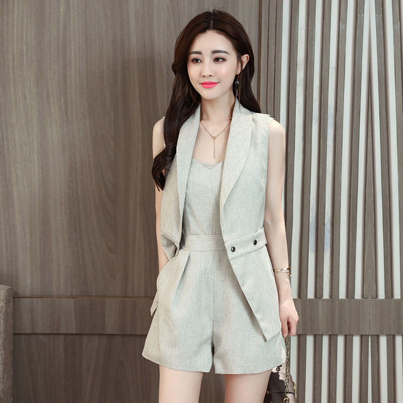 漂亮的连衣裙，有气质的旗袍，都不如这样的女套装，洋气还时尚