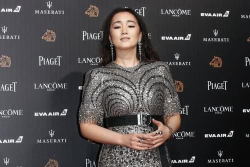 线条@“肉感”身材还敢穿紧身装，竟还没有一点赘肉，巩俐真是藏肉高手